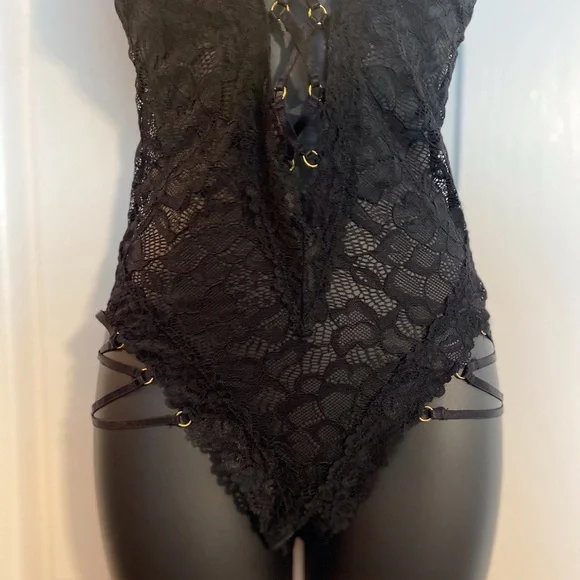 “FREDERICK’S OF HOLLYWOOD” Strappy Lace Teddy - Picture 10 of 16